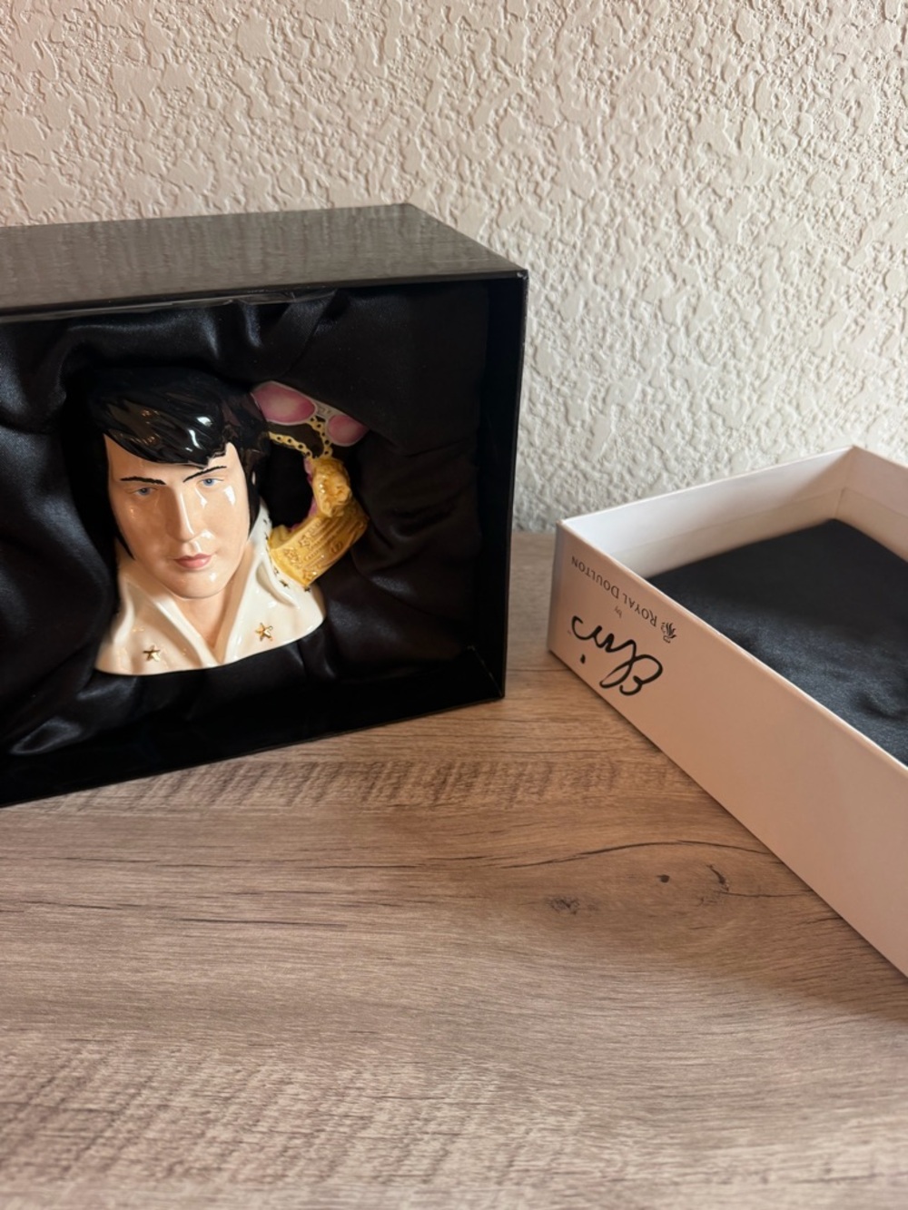 Royal Doulton Elvis Presley "Vegas" Commemorative mug EP16 - Box & COA